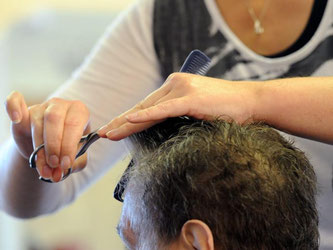 Männer gehen wieder häufiger zum Friseur. Vor allem Kurzhaarschnitte werden so regelmäßig aufgefrischt. Foto: Carsten Rehder