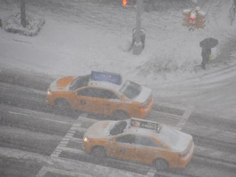 Schon im vergangenen Jahr lähmte eine Schneefront das Leben in New York und in weiten Teilen der Ostküste der USA. Reisende müssen nun wieder mit Einschränkungen rechnen. Foto: Chris Melzer