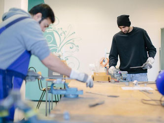 Der afghanische Flüchtling Sha Kah Ahmadi (l.) und der Inder Singh Satwinder feilen in der Fortbildungsakademie der Wirtschaft in Dresden an Metallwerkstücken. Foto: Oliver Killig/Archiv