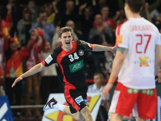 Kiels Rune Dahmke schwebt nach dem Sieg im siebten Handballhimmel. Foto: Jens Wolf