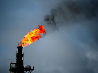 Derzeit drückt das weltweit hohe Rohölangebot die Ölpreise, in der vergangenen Woche waren mehrjährige Tiefststände erreicht worden. Foto: Patrick Pleul