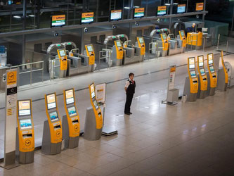 Selbstbedienungs-Ticketschalter der Lufthansa im Flughafen München. Foto: Peter Kneffel