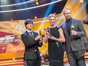 Joachim Löw, Maria Höfl-Riesch und robert Harting (l-r)) präsentieren ihre Auszeichnungen. Foto: Daniel Maurer