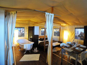 Campen mit Komfort: Bei der Reisefirma Vacanoeselect kann ein Luxuszelt mit Badewanne und Himmelbett gebucht werden. Foto: Jan-Philipp-Strobel