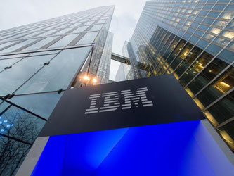 Logo von IBM an einem Eingang zu den Highlight Towers in München. Foto: Matthias Balk/Archiv