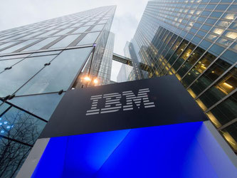 Logo von IBM an einem Eingang zu den Highlight Towers in München. Foto: Matthias Balk/Archiv