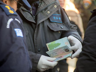 Gefälschte oder gestohlene Pässe stellen laut EU-Grenzschutzagentur Frontex «natürlich auch ein Sicherheitsrisiko dar», sagte Frontex-Chef Fabrice Leggeri. Foto: Nikos Arvanitidis