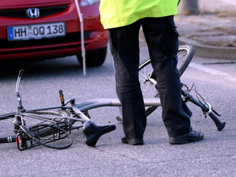 In Deutschland sind im vergangenen Jahr 396 Fahrradfahrer bei Unfällen ums Leben gekommen. Fachleute ermahnen alle Verkehrsteilnehmer zu mehr Rücksichtnahme. Foto: Carsten Rehder