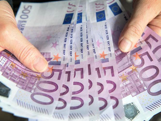 Wenn die größte der insgesamt sieben Euro-Banknoten nicht mehr zur Verfügung stünde, müssten die bislang kursierenden 600 Millionen 500er in kleinere Noten umgetauscht werden. Foto: Patrick Seeger