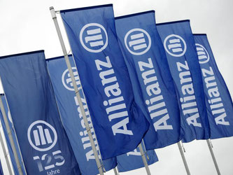 Fahnen mit dem Logo des Versicherers Allianz wehen in München im Wind. Foto: Andreas Gebert/Archiv