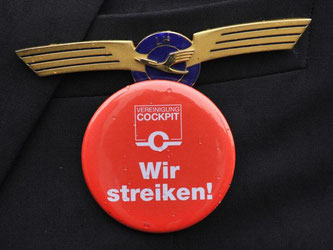 Roten "Wir Streiken!"-Button an einer Lufthansa-Uniform. Die Piloten der Lufthansa haben ihre 13. Streikrunde begonnen. Foto: Boris Roessler