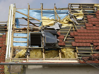 Deckt der Sturm das Dach ab, wird der Schaden über die Wohngebäudeversicherung reguliert. Foto: Oliver Killig