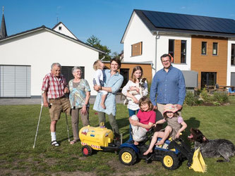 Alle auf einem Grundstück: Drei Generationen der Familie Henne wohnen zusammen in einem Mehrgenerationenhaus in Groß Escherde in Niedersachsen. Foto: Ole Spata