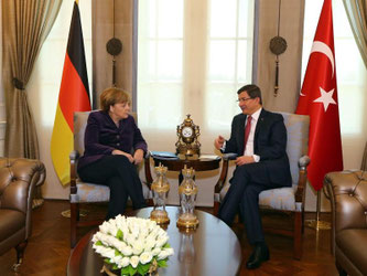 Merkel suchte vor einem Monat Ministerpräsident Ahmet Davutoglu in Ankara auf, um einen EU-Türkei-Gipfel vorzubereiten. Foto: Hakan Goktepe