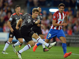 Thomas Müller scheitert mit seiner Direktabnahme an Jan Oblak. Foto: Andreas Gebert EPA/dpa