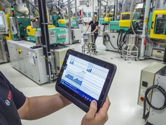 Ein Mitarbeiter überprüft im Bosch-Werk im bayerischen Immenstadt die Betriebsdaten von vernetzten Maschinen. Foto: Daniel Maurer/Archiv
