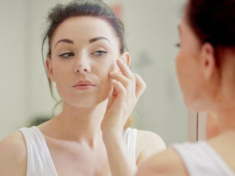 Hautpflege mit Luxusstoffen wie Perlenextrakt und Goldpartikel sind bei Frauen beliebt. Foto: Monique Wüstenhagen