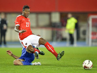 Bayern-Profi David Alaba (r) verletzte sich beim Einsatz für Österreich. Foto: Herbert Neubauer