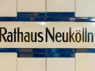 Der Stationsname im U-Bahnhof "Rathaus Neukölln" in Berlin. Foto: Hauke-Christian Dittrich