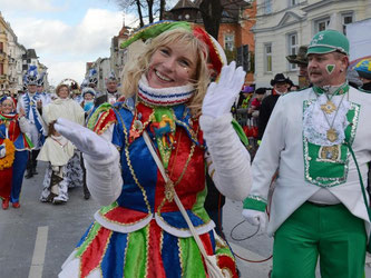 Verkleidete Karnevalisten feiern in Cottbus: In der vergangenen Saison waren die Kostümverkäufe um rund fünf Prozent zurückgegangen. Foto: Bernd Settnik