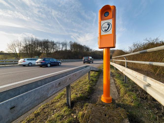 Helfer in der Not: Die meistgenutzte Notrufsäule steht an der A1 bei Kilometer 184,3. Foto: GDV DL/Oliver Dietze