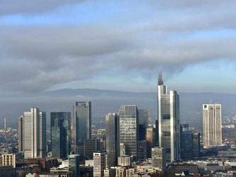 Bankenskyline in Frankfurt am Main: 2015 gingen weniger Kundenbeschwerden bei der Finanzaufsicht und beim privaten Bankenverband ein. Foto: Arne Dedert