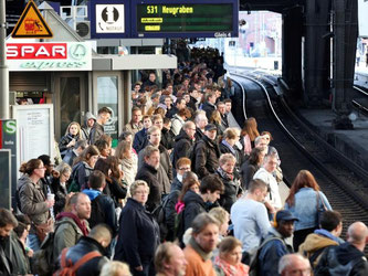 Bahnkunden müsnsen den neunten bundesweiten Lokführerstreik erdulden. Dicht gedrängt warten sie auch im Hauptbahnhof in Hamburg. Foto: Bodo Marks