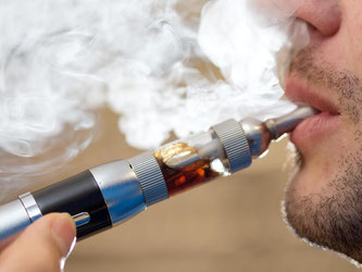 Die E-Zigarette verbrennt keinen Tabak, sondern verdampft eine Flüssigkeit, die auch Nikotin enthalten kann. Foto: Friso Gentsch