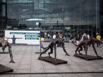 Die Wanderausstellung «Die Wölfe sind zurück» am Berliner Hauptbahnhof. Foto: Sophia Kembowski