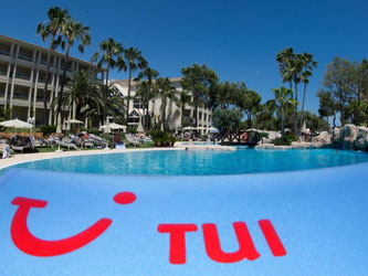 Das Tui-Logo, aufgenommen an der Platja de Muro im Norden von Mallorca. Foto: Julian Stratenschulte/Archiv