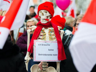 Nach einer Umfrage unter 9000 Unternehmen muss jede dritte Firma ihre Pensionsrückstellungen deutlich erhöhen, um das derzeit niedrige Zinsniveau auszugleichen. Foto: Daniel Bockwoldt/Symbol