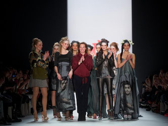 Bei den Models von Anja Gockel herrscht kein Hungerzwang. Davon konnten sich die Besucher ihrer jüngsten Show auf der Fashion Week in Berlin überzeugen. Foto: Jörg Carstensen