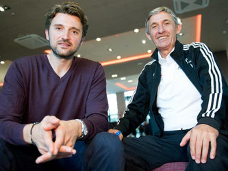 Trainer Svetislav Pesic (r) und sein Sohn, Sportdirektor Marko Pesic, leiten die Bayern-Basketballer des FC Bayern. Foto: Inga Kjer