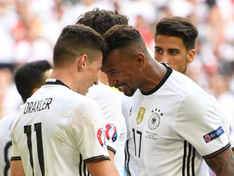 Jérôme Boateng und Julian Draxler sind die herausragenden Akteure beim stark herausgespielten Viertelfinaleinzug. Foto: Arne Dedert