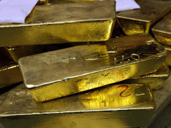 Nachdem der Goldpreis 2012 mit fast 1300 Euro einen Höchststand erreichte, fiel er in diesem Jahr wieder unter 1000 Euro. Das Edelmetall wirft also nicht immer eine verlässliche Rendite. Foto: KEYSTONE/ Karl Mathis