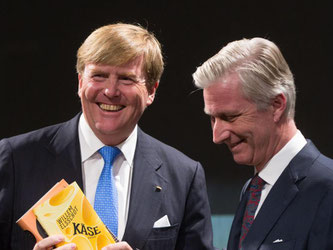 Der niederländische König Willem-Alexander (l) und der belgische König Philippe auf der Buchmesse in Frankfurt. Foto: Frank Rumpenhorst