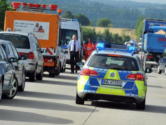 Damit Polizei, Krankenwagen und Feuerwehr problemlos durch den Stau kommen, sollten Autofahrer eine Rettungsgasse bilden. Foto: Stefan Puchner