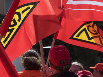 Beschäftigte der Metallindustrie beteiligen sich am 3. Mai in Dortmund mit Fahnen an einer Kundgebung der IG Metall. Foto: Bernd Thissen