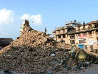 Nur noch ein Trümmerhaufen ist vom Hindutempel von Machchhindranath in Bungmati, Nepal, übrig geblieben. Foto: Subel Bhandari