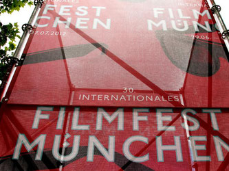 Ein Werbebanner weist auf das Münchner Filmfest hin. Foto: Stephan Jansen/Archiv