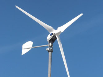 Kleine Windanlagen auf Masten produzieren im Hinterhof oder im Garten Strom. Allerdings schaffen sie das nur bei entsprechender Windstärke. Foto: BWE