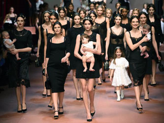 Bei ihrer neuen Herbst/Winter-Kollektion stellen Dolce&Gabbana auf der Mailänder Modewoche 2015 die «Mama» in den Vordergrund. Viele Models schreiten mit kleinen Kindern über den Laufsteg. Foto: Daniel dal Zennaro