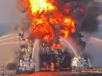 Brennende Bohrinsel Deepwater Horizon im Golf von Mexiko. Foto: US Coast Guard/Archiv