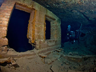 Klar ist das Wasser im Bergwerk - doch die Düsternis der Höhle kann auch eine gewisse Enge erzeugen. Foto: Der Trevpunkt/ Patrick Döhler