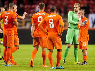 Die niederländischen Spieler können das verpassen der EM nicht fassen. Foto: Koen van Weel
