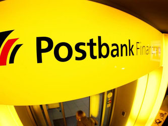 Die Beschäftigten der Postbank fürchten um die Sicherheit ihrer Arbeitsplätze. Foto: Martin Gerten dpa