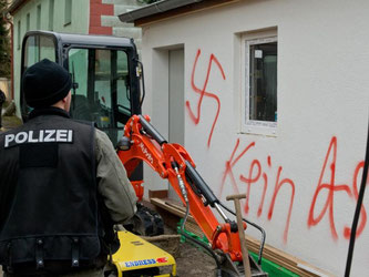 Unbekannte haben ein Flüchtlingsheim im bayerischen Vorra mit einem Hakenkreuz und rechten Parolen beschmiert. Foto: Daniel Karmann/Archiv