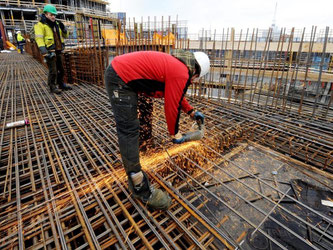 Die Arbeitskosten setzen sich aus Bruttoverdiensten und Lohnnebenkosten zusammen. Foto: Maurizio Gambarini