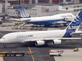 Ein Airbus A380 rollt auf dem Frankfurter Flughafen an einer Boeing 747 vorbei. Foto: Boris Roessler/Archiv
