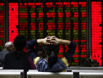 Ein Investor schaut sich die Kursverläufe an der Börse in Peking an. Nach dem jüngsten Börsenbeben haben sich die Märkte in China etwas erholt. Foto: Rolex Dela Pena